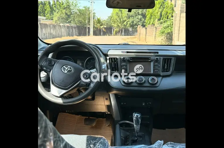 FOREIGN USED 2017 TOYOTA RAV4 LE - 2/5