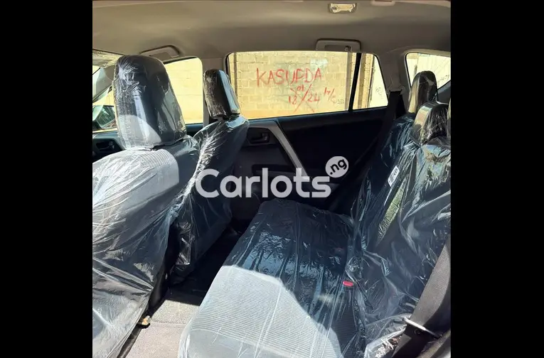 FOREIGN USED 2017 TOYOTA RAV4 LE for sale in Kaduna, Kaduna - photo 3 of 5