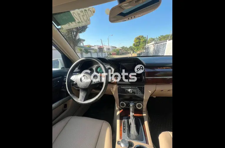 Used  2011 GLK350 Mercedes-Benz  Fullest option for sale in Abuja, FCT - photo 2 of 5