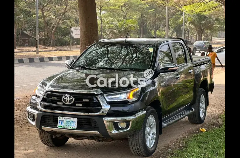 Toyota Hilux 2022, automatic transmission - 1/5