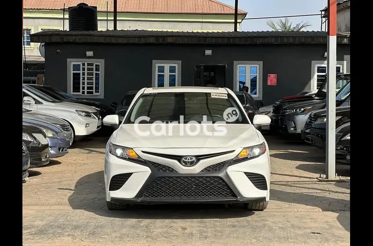 Used Toyota Camry SE 2018 - 4/5