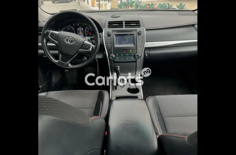 Tokunbo 2017 Toyota Camry SE - 2/5