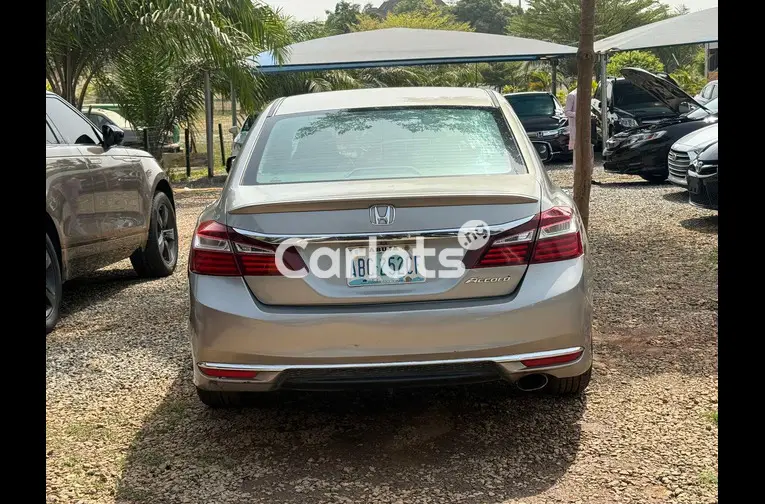 Distress sale clean Honda accord 2016 model - 5/5