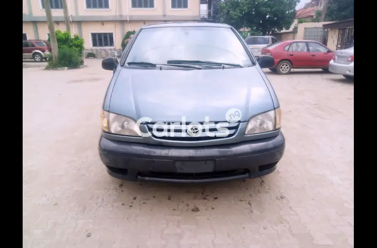 Neatly used Toyota Sienna 2002