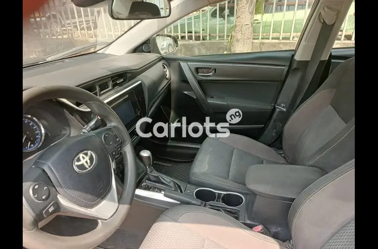 Pre-Owned 2018 Toyota Corolla - 2/5