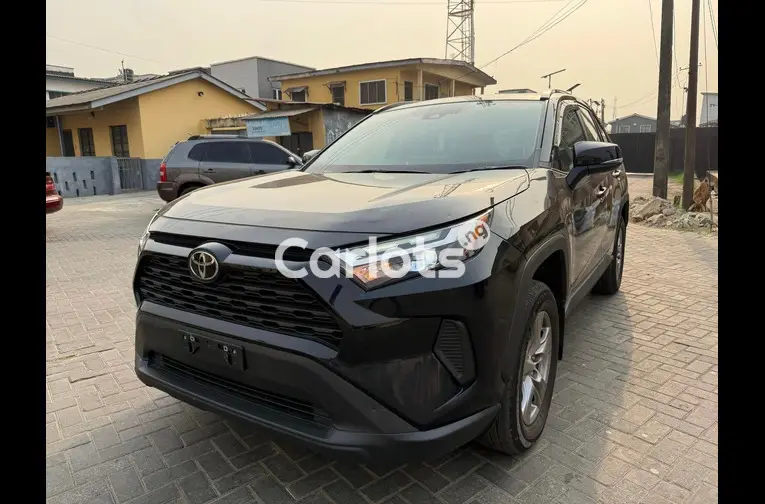 Tokunbo 2023 Toyota RAV4 XLE - 1/5