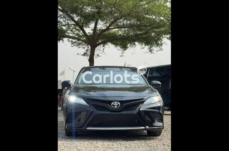 FOREIGN USED 2020 TOYOTA CAMRY SE - 1/5