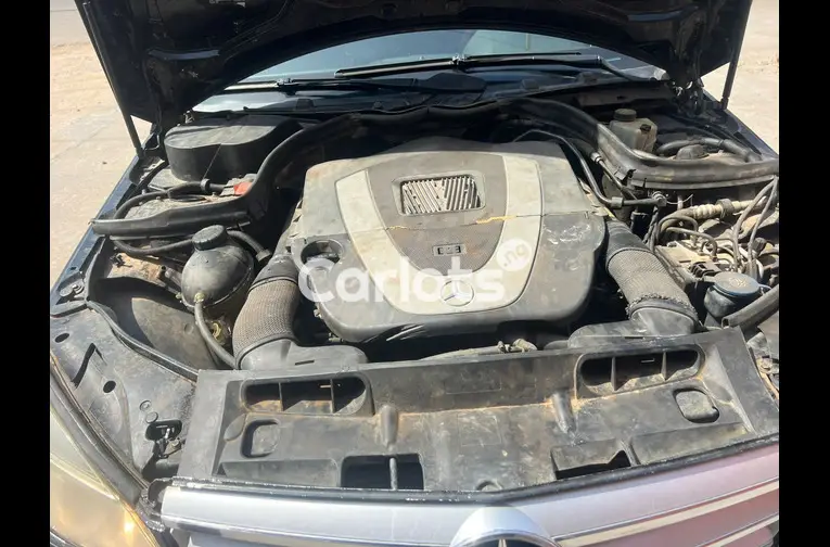 Nigerian Used Extremely clean 2008 Mercedes Benz C300 for sale in Garki, FCT - thumbnail 4