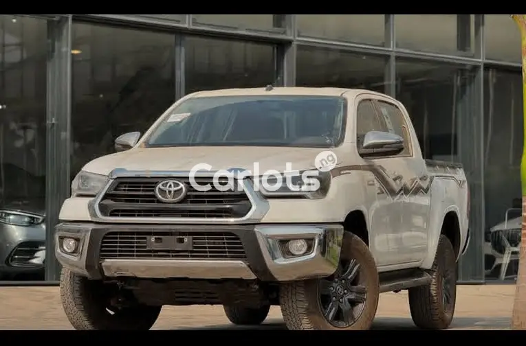 BRAND NEW 2024 TOYOTA HILUX - 1/5