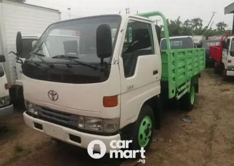 Toyota Dyna 200 truck - 1/5