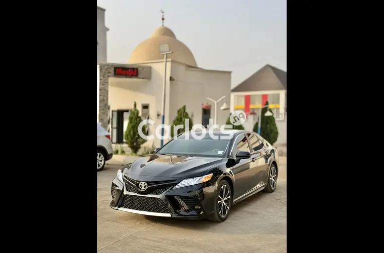 FOREIGN USED 2020 TOYOTA CAMRY SE - 1/5