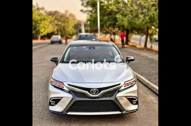 FOREIGN USED 2018 TOYOTA CAMRY XSE FULL OPTION - 2/5