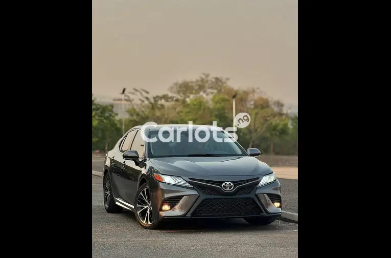 2019 TOYOTA CAMRY SE - 1/5