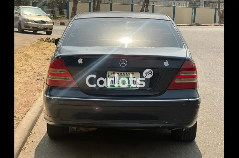 Nigerian Used Neatly use 2005 Mercedes Benz C240 Kompressor for sale in Garki, FCT - thumbnail 5