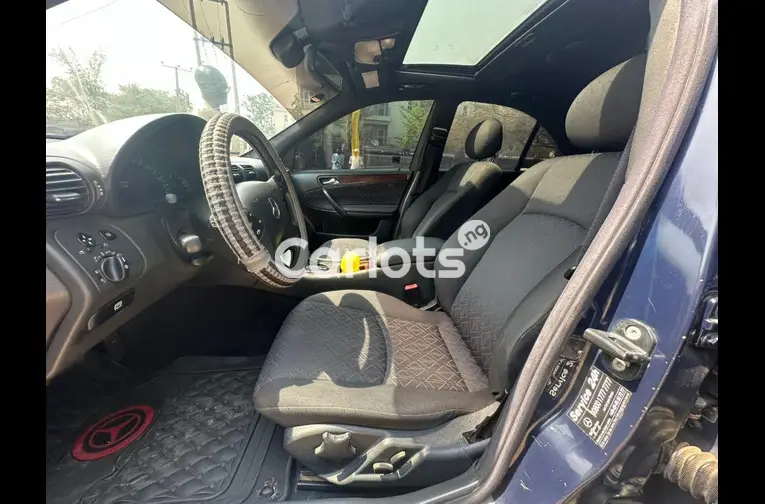 Nigerian Used Neatly use 2005 Mercedes Benz C240 Kompressor for sale in Garki, FCT - thumbnail 2