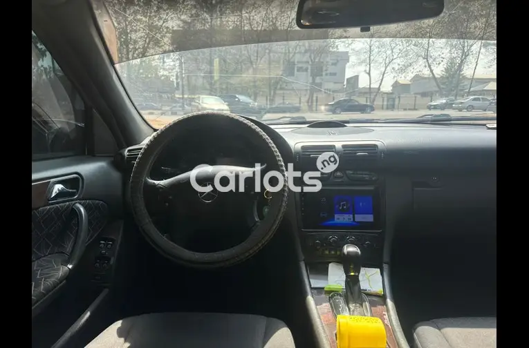Nigerian Used Neatly use 2005 Mercedes Benz C240 Kompressor for sale in Garki, FCT - thumbnail 3