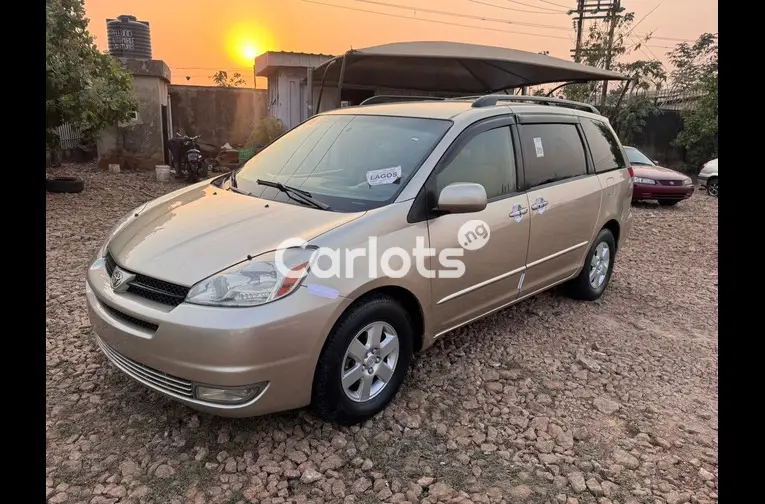 SUPER CLEAN TOYOTA SIENNA