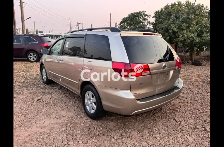 SUPER CLEAN TOYOTA SIENNA - 4/5