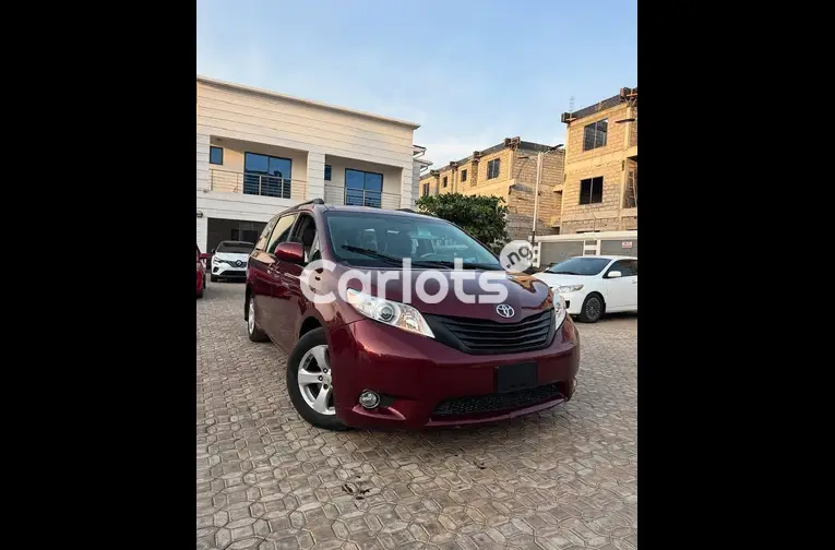 FOREIGN STANDARD 2011 TOYOTA SIENNA SE