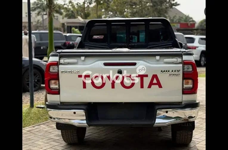 2022 TOYOTA HILUX SRS - 5/5