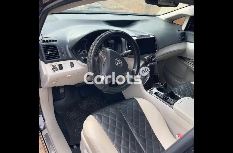 Nigerian Used UNIQUE 2010 TOYOTA VENZA for sale in Kaduna - photo 3 of 5