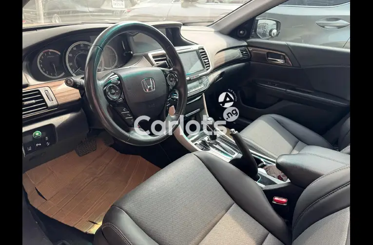 2016 Honda Accord V6 Touring - 2/5