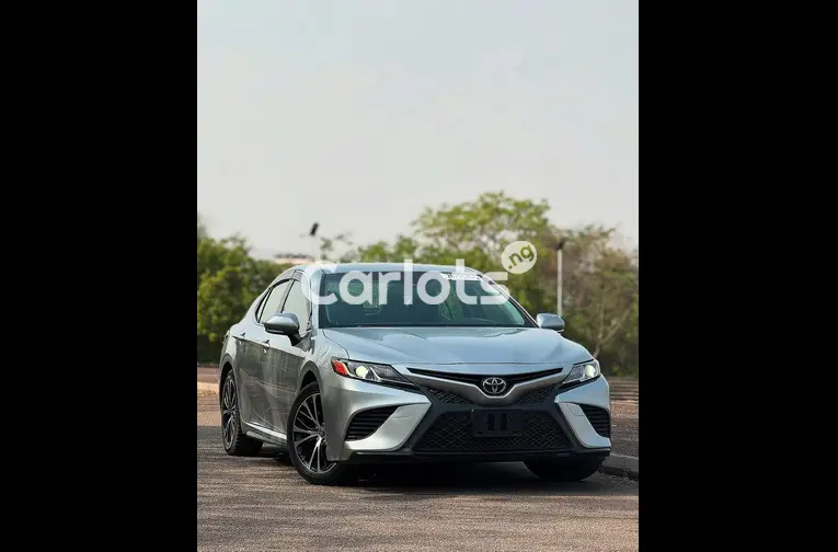 2018 TOYOTA CAMRY SE - 1/5