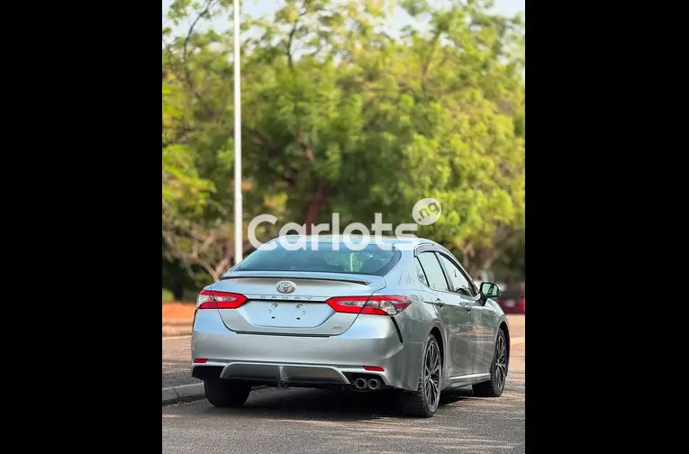 2018 TOYOTA CAMRY SE - 4/5