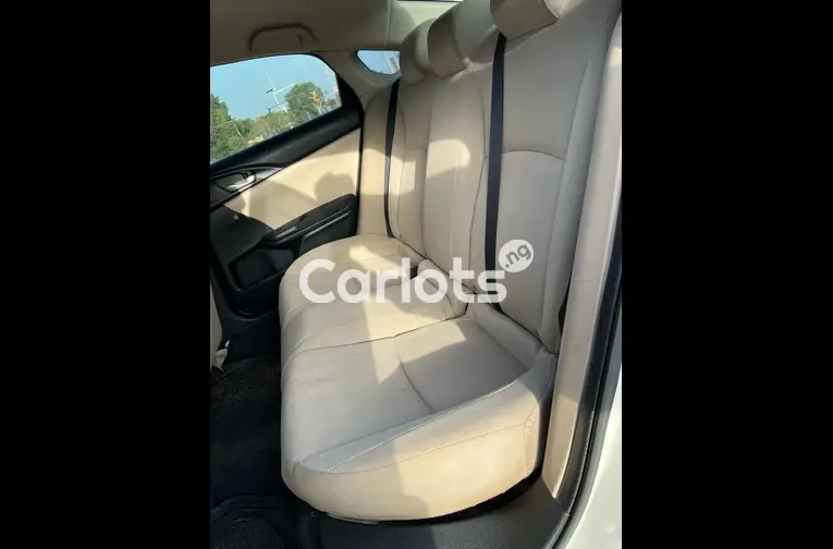 Foreign Used 2018 HONDA CIVIC for sale in Kaduna - thumbnail 3