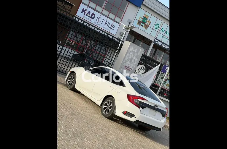Foreign Used 2018 HONDA CIVIC for sale in Kaduna - thumbnail 5