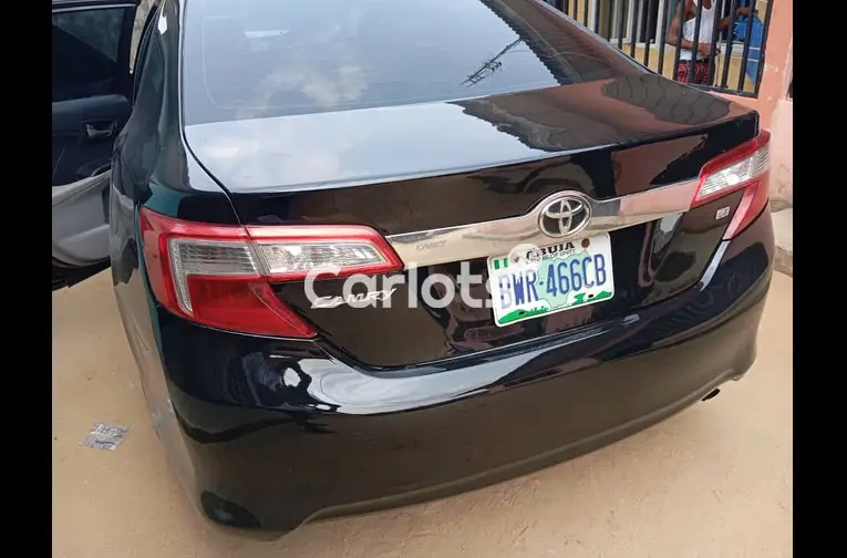 2013 Toyota Camry LE with v4 engine and  keystart ignition - 2/5