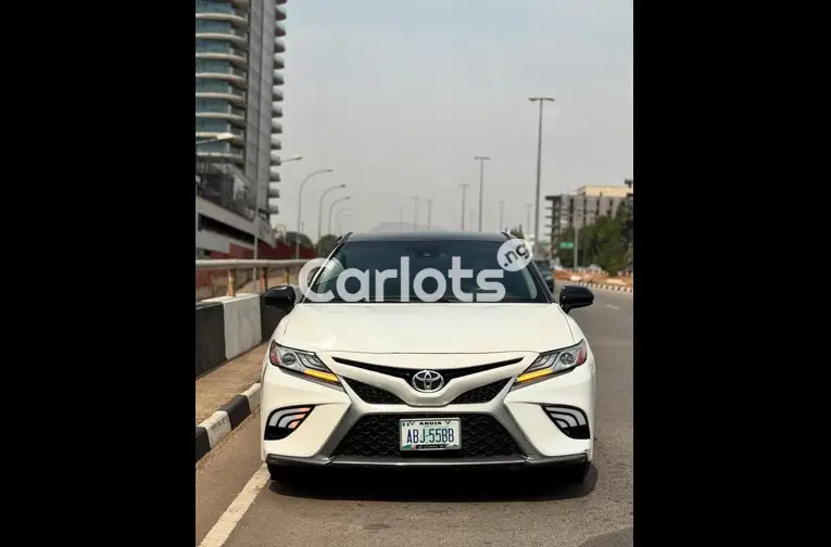 Extremely Clean 2019 Toyota Camry for sale in Kado, FCT - photo 4 of 5
