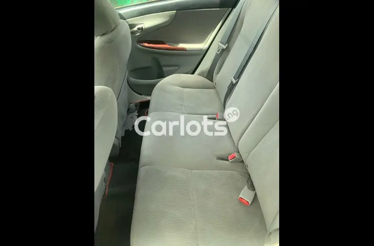 Nigerian Used 2013 TOYOTA COROLLA LE for sale in Kaduna - thumbnail 3