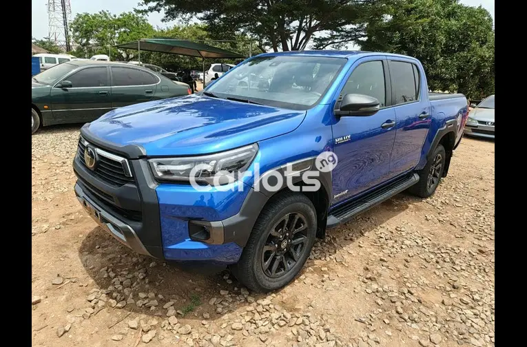 FOREIGN USED 2023 TOYOTA HILUX INVINCIBLE DIESEL ENGINE for sale in Abuja