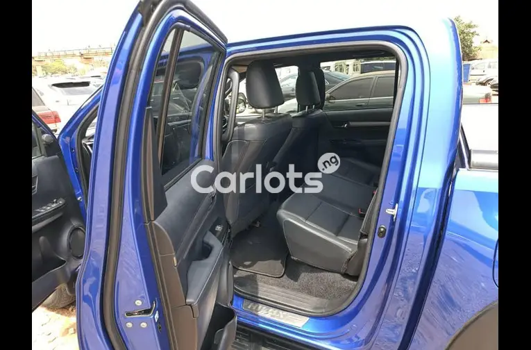 FOREIGN USED 2023 TOYOTA HILUX INVINCIBLE DIESEL ENGINE for sale in Abuja, FCT - photo 3 of 5
