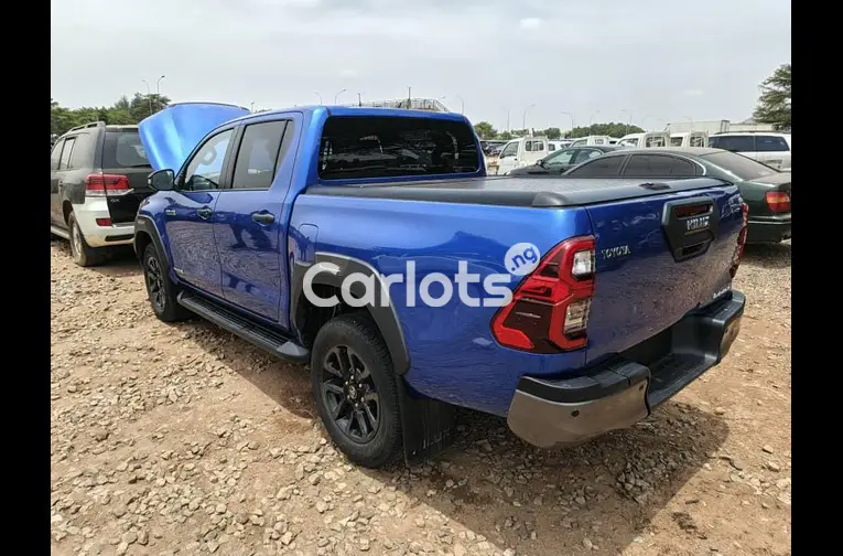 FOREIGN USED 2023 TOYOTA HILUX INVINCIBLE DIESEL ENGINE for sale in Abuja, FCT - photo 4 of 5