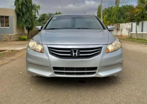 Super clean 2011 Honda Accord - 2/5