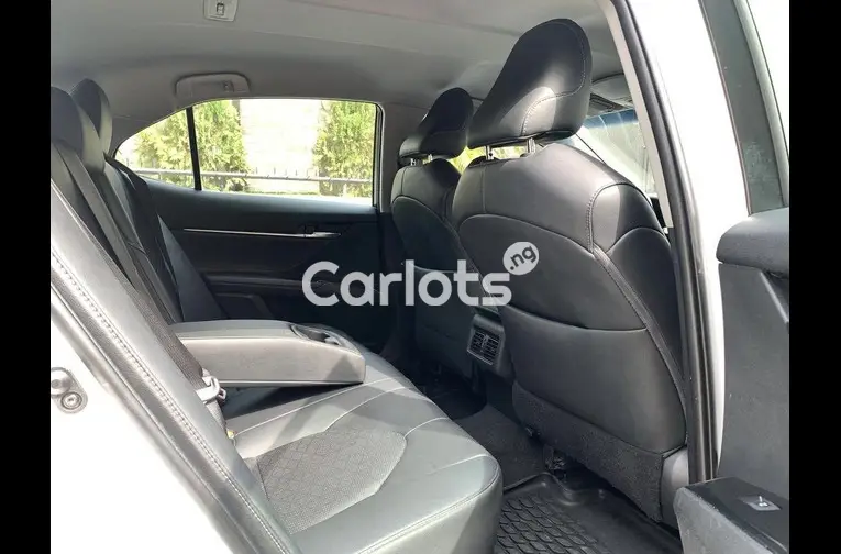 FOREIGN USED 2018 TOYOTA CAMRY XSE for sale in Abuja - thumbnail 3