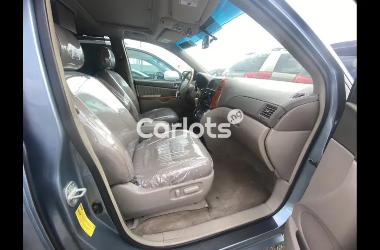 Foreign Used 2006 Toyota Sienna - 2/5