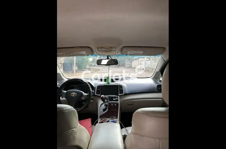 Nigerian Used 2010 KEYLESS TOYOTA VENZA for sale in Abuja, FCT - thumbnail 3