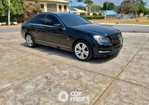 Super clean 2012 Mercedes Benz C250 - 2/5