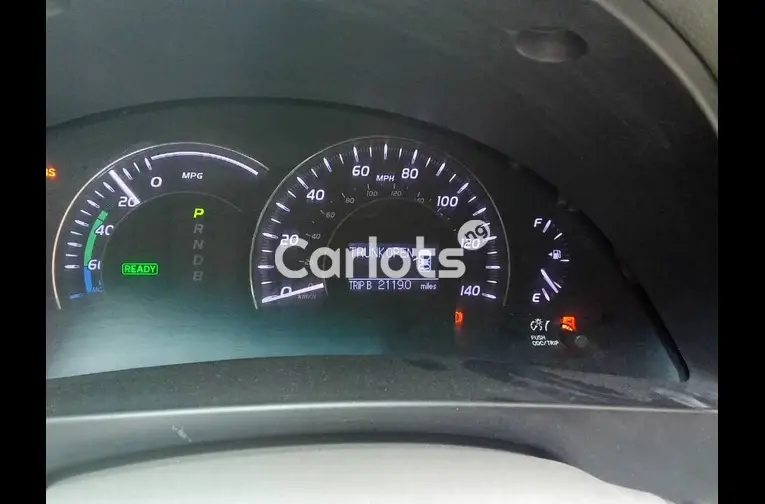 Clean Registered 2010 Toyota Camry Hybrid 4Plugs - 2/5