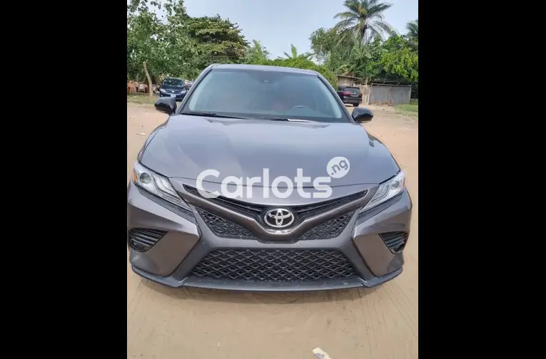 2019 Toyota Camry XSE (2.5L 4cyl 8A) Gray