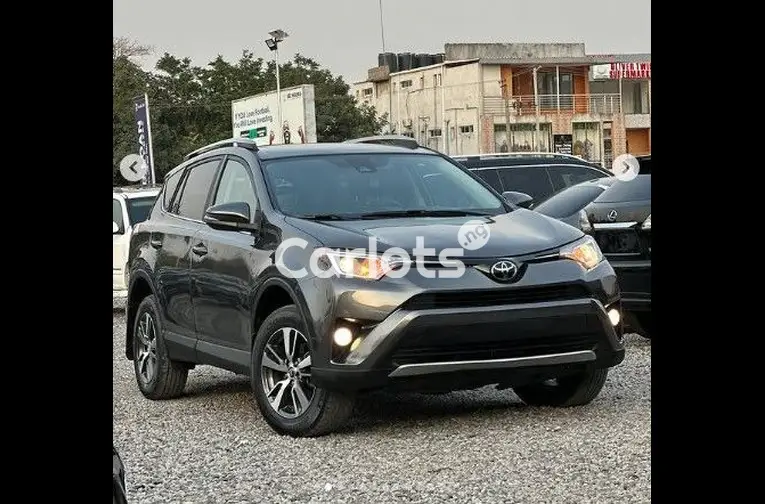2018 Toyota RAV4 XLE - 2/5
