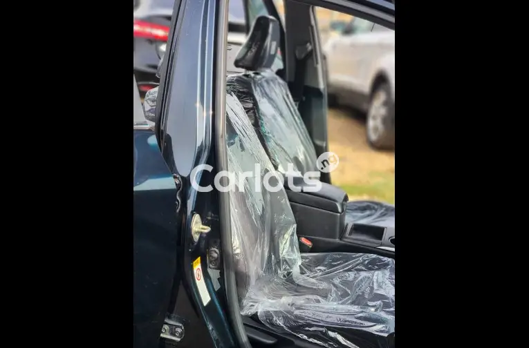 2016 Toyota Camry LE - 2/5