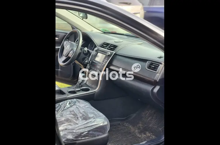 2016 Toyota Camry LE - 3/5