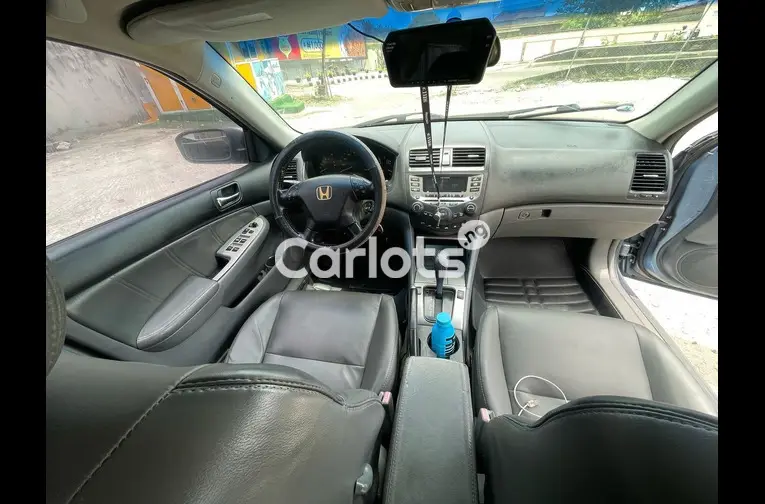 Clean 2007 Honda Accord - 2/5