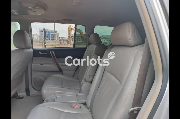2013 UPGRADED KEYLESS TOYOTA HIGHLANDER for sale in Abuja, FCT - thumbnail 4