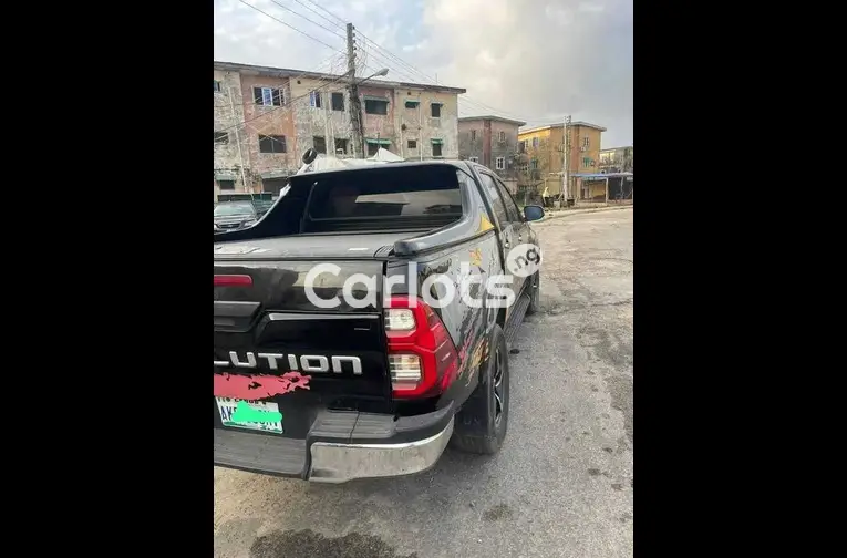 Registered 2010 Toyota Hilux upgraded to 2015 - 5/5