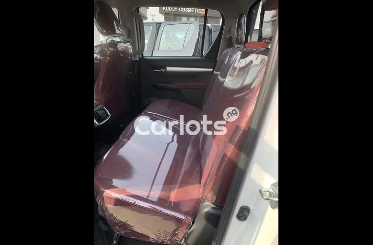 Brand New 2023 Toyota Hilux SR5 Full Option for sale in Amuwo Odofin, Lagos - thumbnail 3